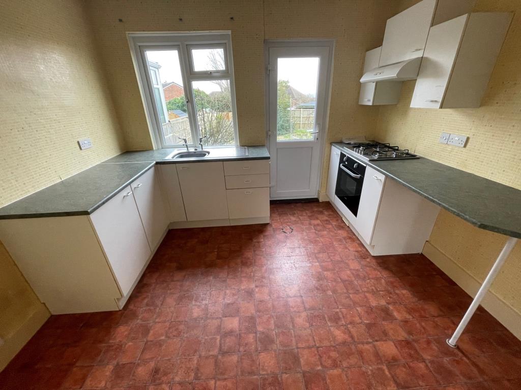 Lot: 130 - SEMI-DETACHED HOUSE FOR IMPROVEMENT - Kitchen